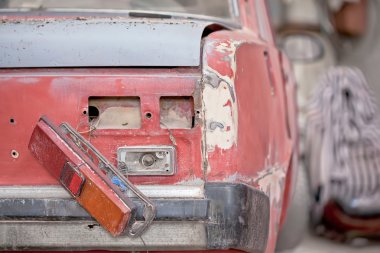 Yakın çekim fotoğraf arka ışık kırmızı paslı araba 