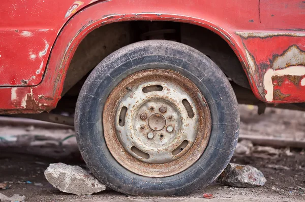 Foto de cerca de la rueda oxidada del coche — Foto de Stock