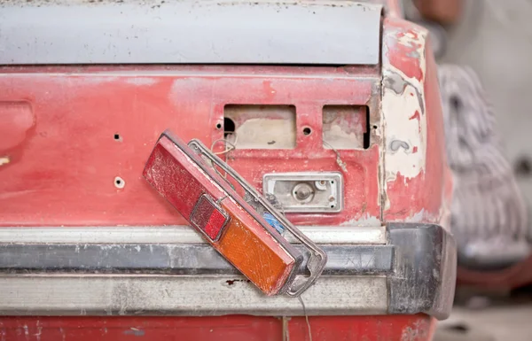 Luz de fondo de la foto de cerca del coche rojo oxidado —  Fotos de Stock