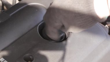 Bir araba motoru yağda kontör