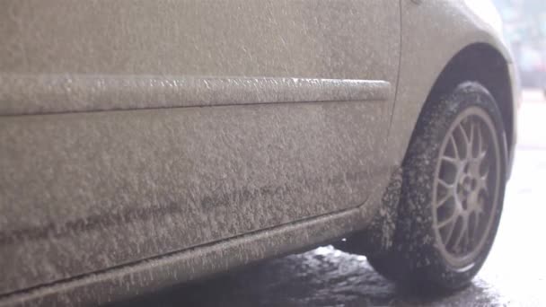 Az ember mossa a ezüst autó kefe, sampon — Stock videók