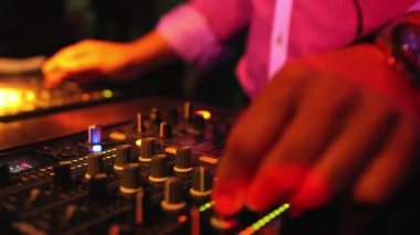 Dj gece kulübünde karıştırma