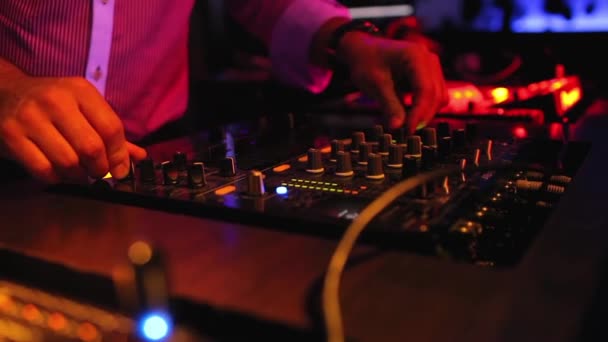 Dj mistura no clube noturno — Vídeo de Stock