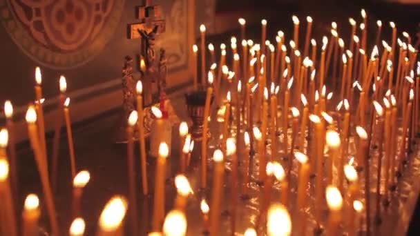 Grupo de velas na igreja — Vídeo de Stock