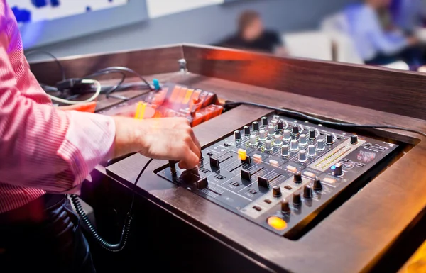 DJ在夜总会的控制台上混音 — 图库照片