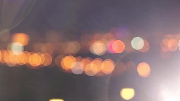 Lumières de ville avec beau bokeh et rétro-éclairage, caméra mobile 