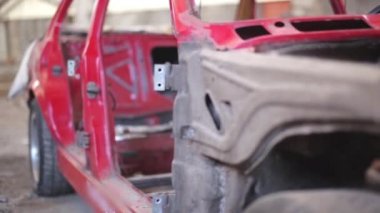 Kırmızı eski paslı araba yan görünüm