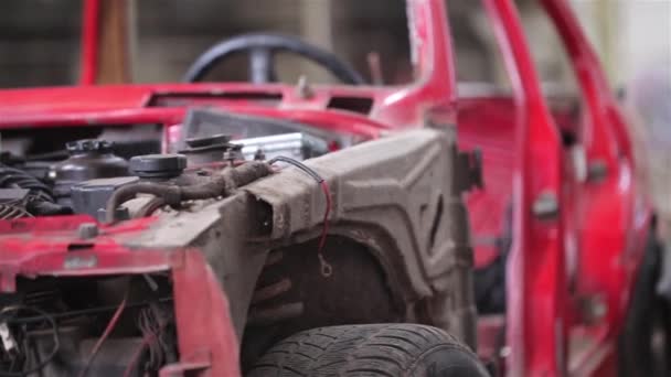 Вид сбоку красного старого ржавого автомобиля — стоковое видео