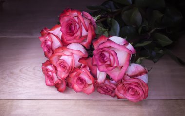 Buket beyaz-pembe Gül ahşap arka plan üzerinde
