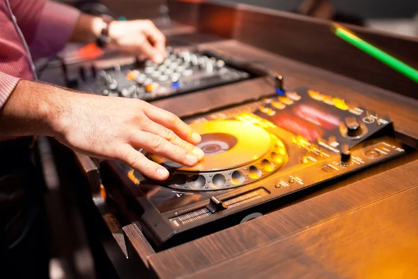 DJ muziek mixen op console in de nachtclub — Stockfoto