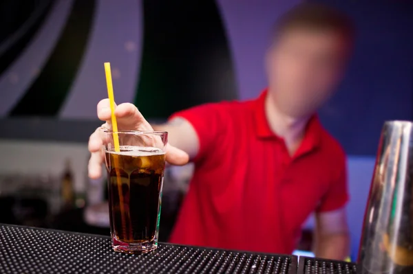 Barman, takže koktejl v nočním klubu — Stock fotografie