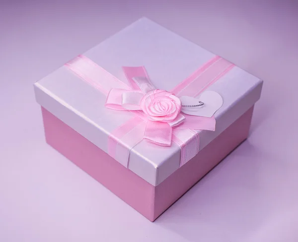 白色-白色背景上的粉红色礼品盒 — 图库照片