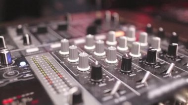 gece kulübünde karıştırma konsolu