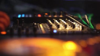 Dj gece kulübünde karıştırma