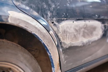 eski araba tamiri: astar, macun