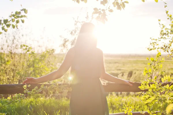 Не впізнаваний на природі дівчина з красивим заходом сонця — стокове фото