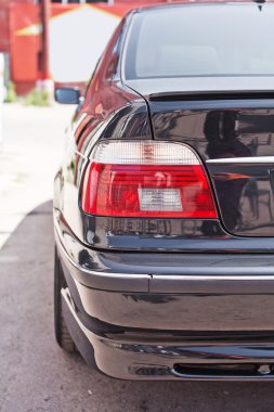 siyah bir otomobilin arka ışık ait closeup fotoğraf