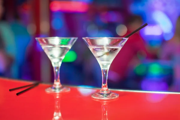 Two glasses with martini on the bar counter — Stock fotografie