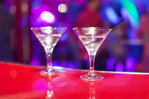 Două pahare cu martini pe tejgheaua de bar — Fotografie, imagine de stoc