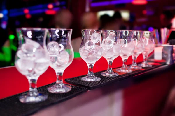 Vasos con hielo en el mostrador de bar — Foto de Stock