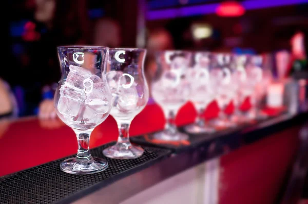 Vasos con hielo en el mostrador de bar — Foto de Stock