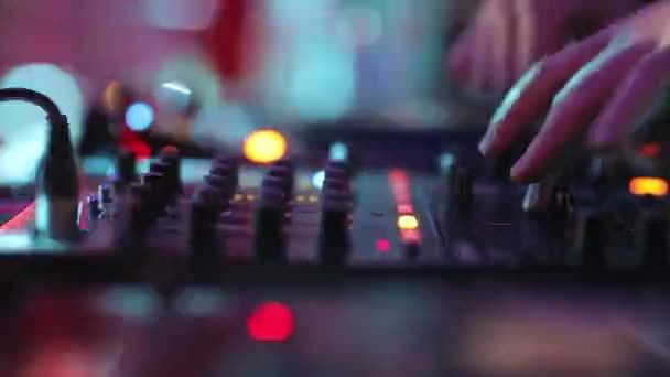 Primer plano de vídeo de Dj mezcla en el club nocturno — Vídeo de stock