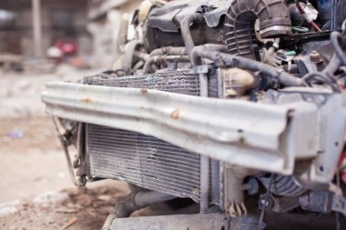 Kaza gümüş renkli araba kırık çatılı, önden görünüm