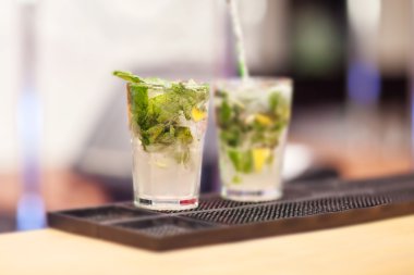 İki Mojito kokteyller çubuğundaki Sayaç