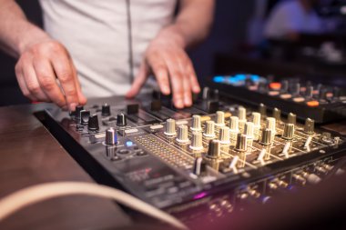 Dj müzik konsol karıştırma