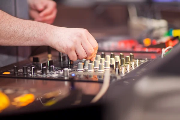 DJ mistura de música no console — Fotografia de Stock