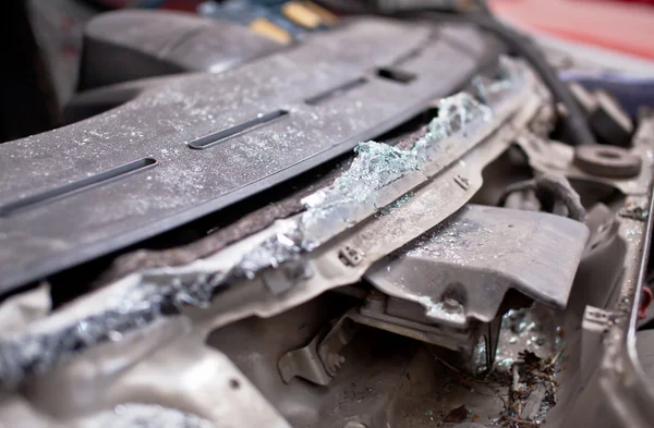 Gecrashte zilveren auto, vooraanzicht — Stockfoto