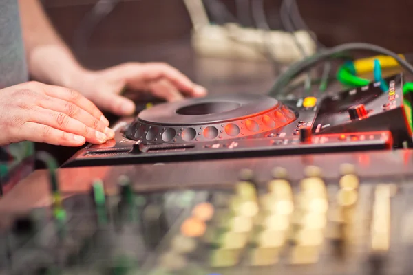 DJ blandning musik på konsol — Stockfoto