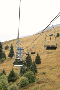 Teleferik dağlarda yükselir