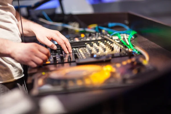 DJ mixen van muziek op de console — Stockfoto