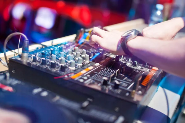 DJ che mixa musica su console — Foto Stock