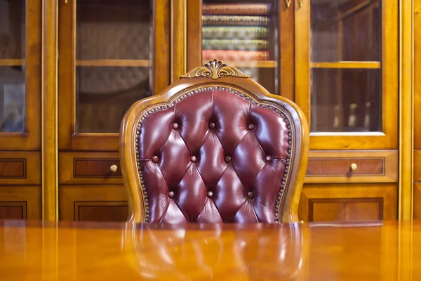 Fragment of the interior of the working cabinet with a library — Stockfoto