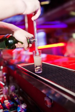 Barmen eller iç barda içki dökülür