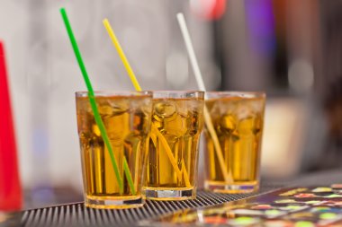 Ferahlatıcı bir içki ile üç bardak