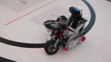 Bisiklet üzerinde siyah plastik mekanik robot