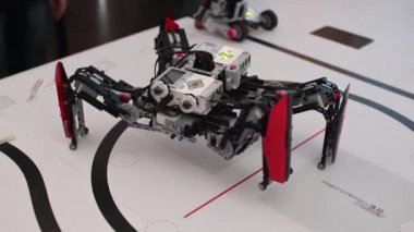 Siyah plastik mekanik robot örümcek