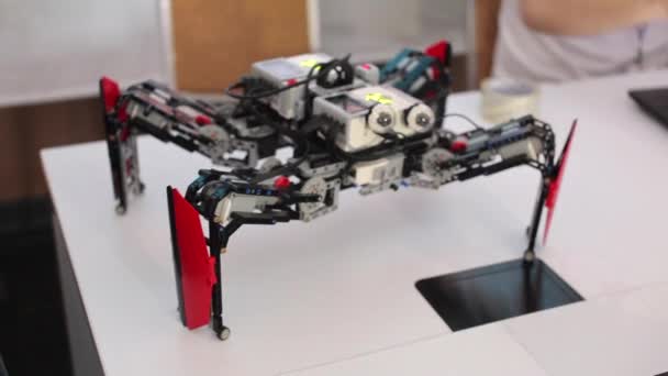 Aranha robô mecânico de plástico preto — Vídeo de Stock