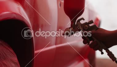 Ressam garaj kırmızı arabada boya