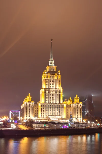 Stalinist skyscraper on the embankment of the Moscow river at evening — Stock Photo, Image