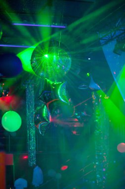 Ayna top gece kulübünde inişli çıkışlı