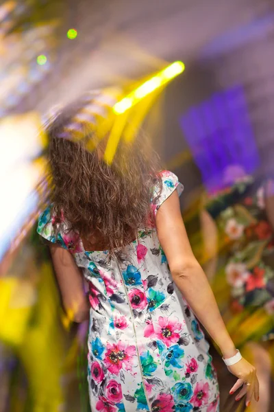 Mulheres dançando no clube noturno — Fotografia de Stock