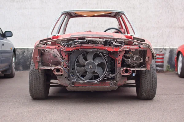 Vista frontal del viejo coche oxidado rojo — Foto de Stock