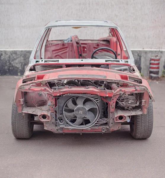 Vista frontal del viejo coche oxidado rojo — Foto de Stock