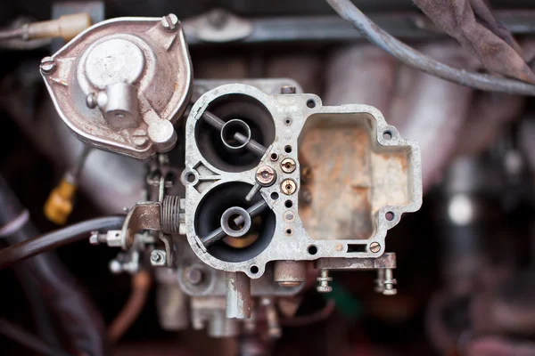 Špinavé rezavé karburátor staré ruské auto — Stock fotografie