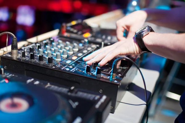 DJ mischt Musik auf der Konsole — Stockfoto