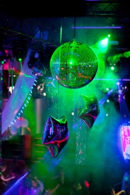 Ayna top gece kulübünde inişli çıkışlı